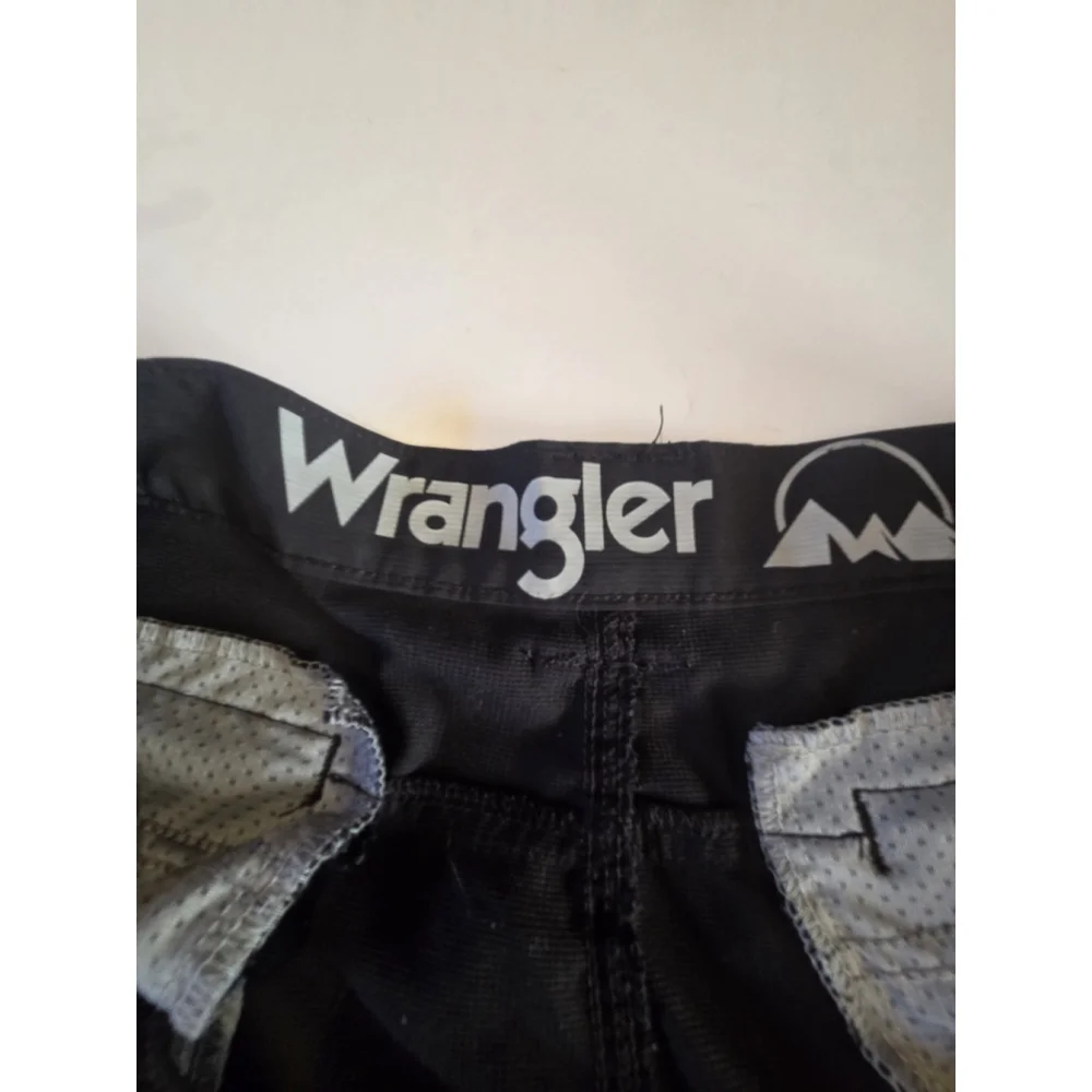 Men’s 42 Wrangler Outdoors Performance Black Zip Cargo Shorts Lightweight 10